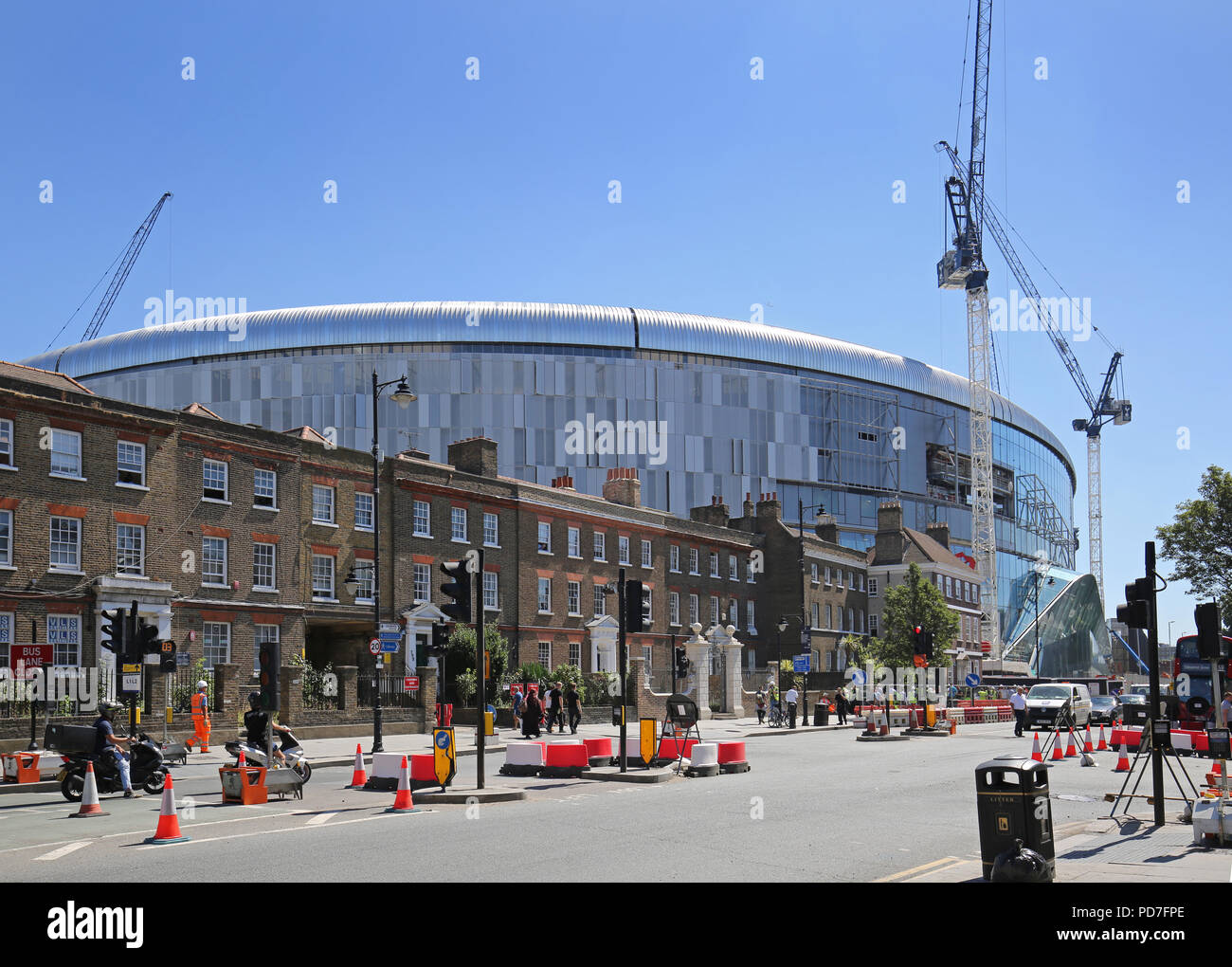 Das neue Stadion des englischen Premier League-Teams Tottenham Hotspur stellt lokale Häuser in der White Hart Lane in London in den Schatten. Kurz vor der Fertigstellung (August 2018). Stockfoto