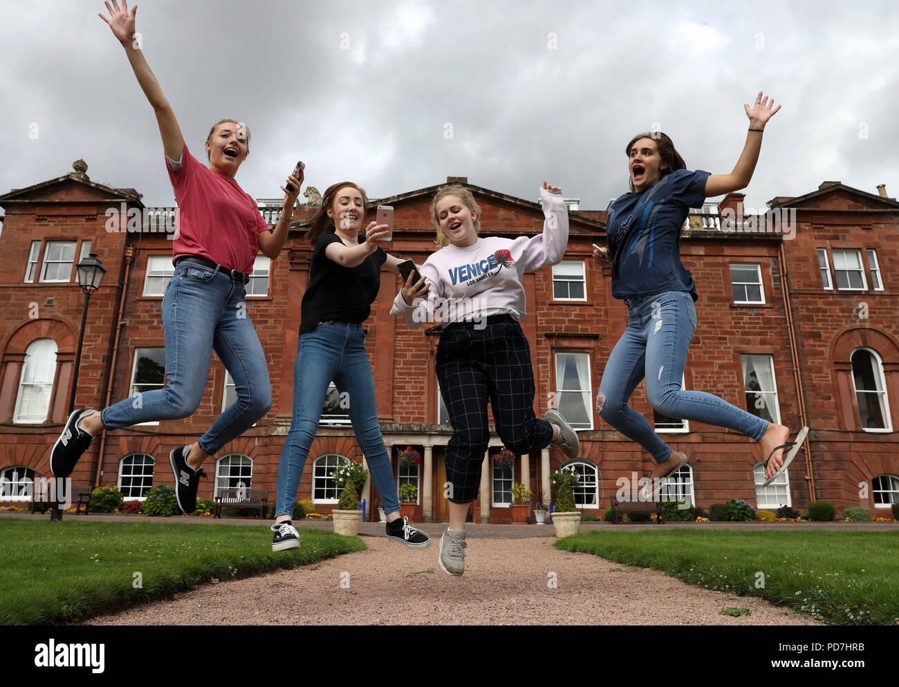 Schüler (von links nach rechts) Nicola Bryan, Rebecca Black, Beth MacGinty und Abby Hay, bevor ihre Prüfungsergebnisse per Text an der unabhängigen Mädchenschule Kilgraston in Bridge of Earn, Perth, Schottland, geliefert werden. Stockfoto