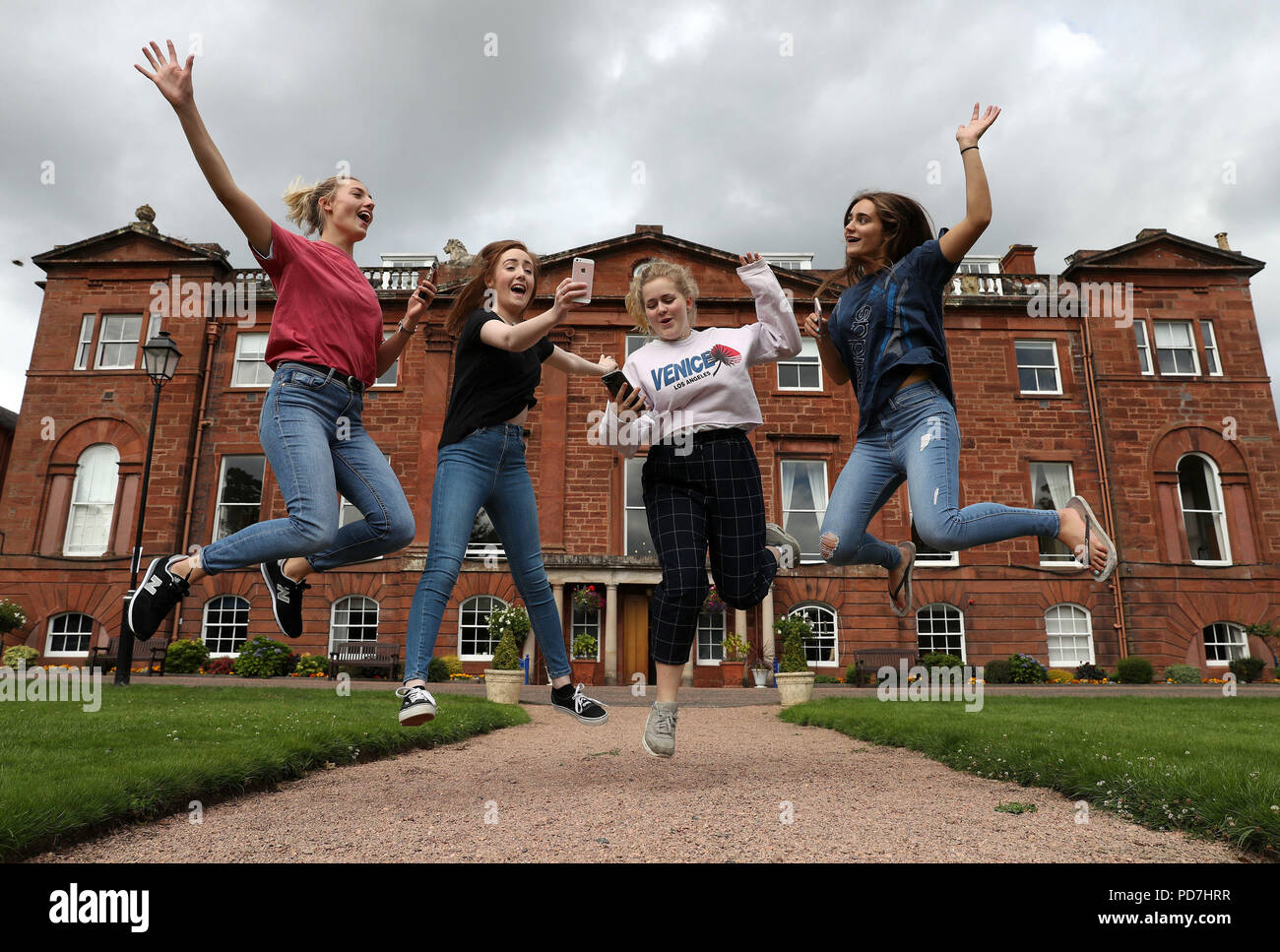Schüler (von links nach rechts) Nicola Bryan, Rebecca Black, Beth MacGinty und Abby Hay, bevor ihre Prüfungsergebnisse per Text an der unabhängigen Mädchenschule Kilgraston in Bridge of Earn, Perth, Schottland, geliefert werden. Stockfoto