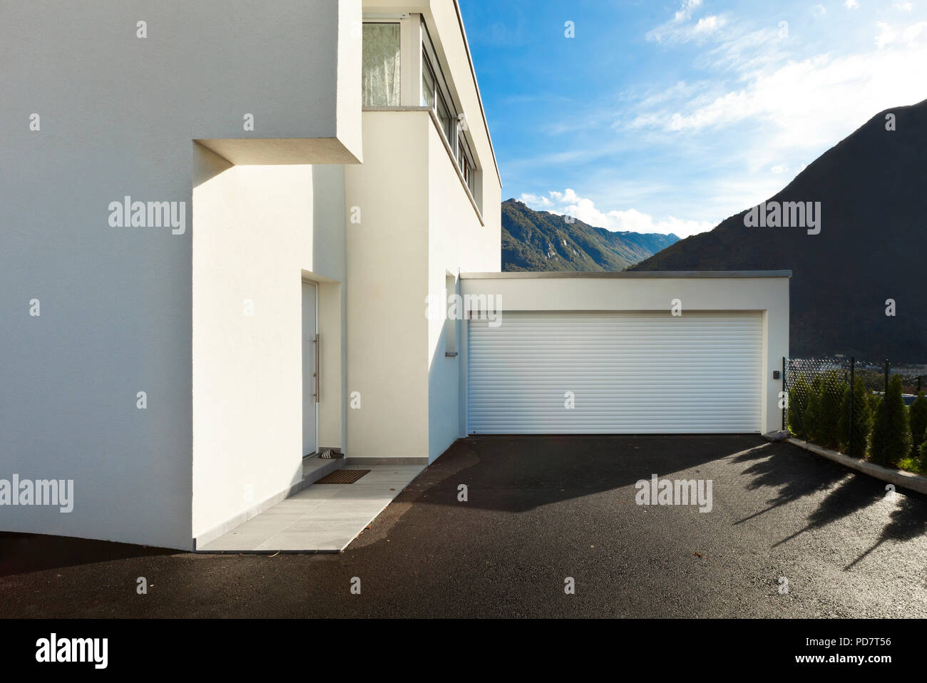 Modernes Haus weiß, Blick vom Innenhof mit Garage Stockfoto