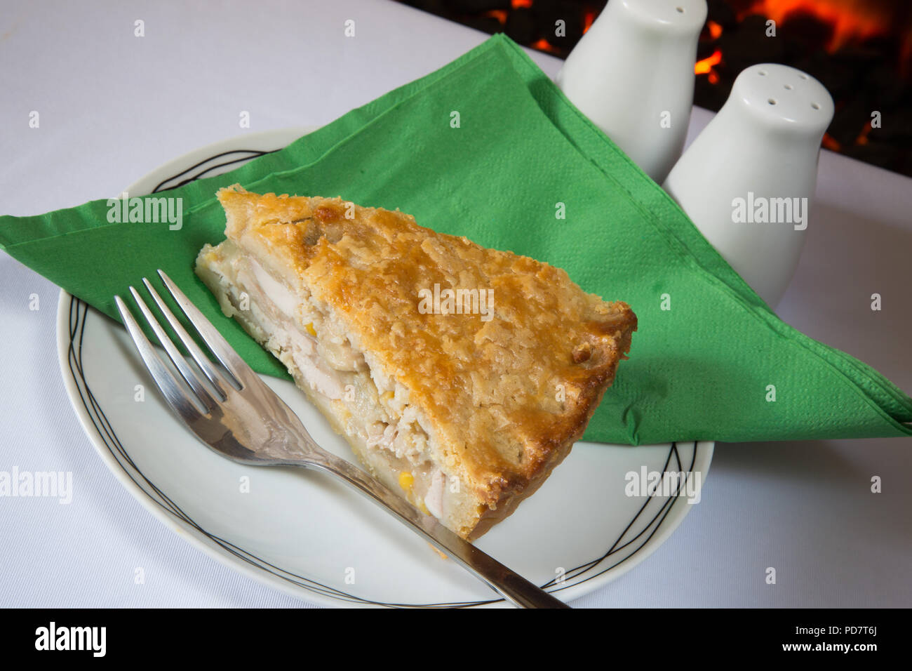 Ein Stück hausgemachten Huhn und Zuckermais pie. Stockfoto
