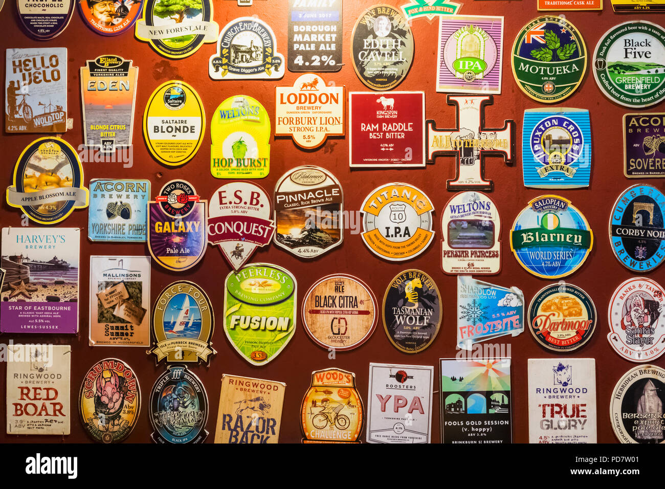 England, London, Southwark, London Bridge City, Borough Markt, dem Markt Porter Pub, Anzeige der Bierdeckel Stockfoto