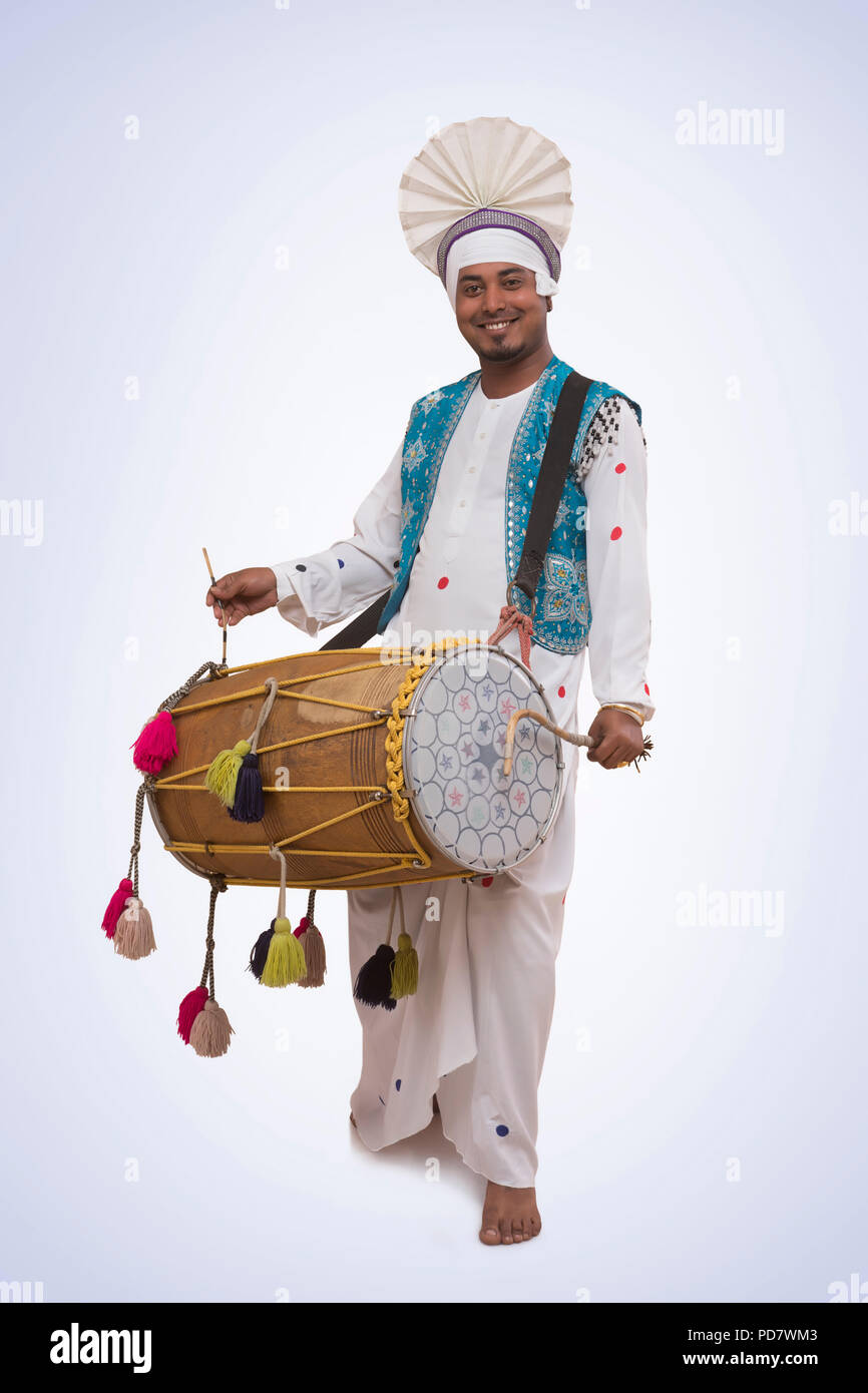 Portrait von Sikh Mann spielt am Schlagzeug Stockfoto