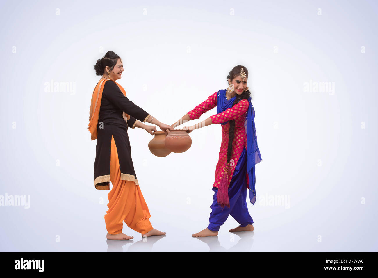 Zwei Frauen tanzen mit irdenen Topf Stockfoto