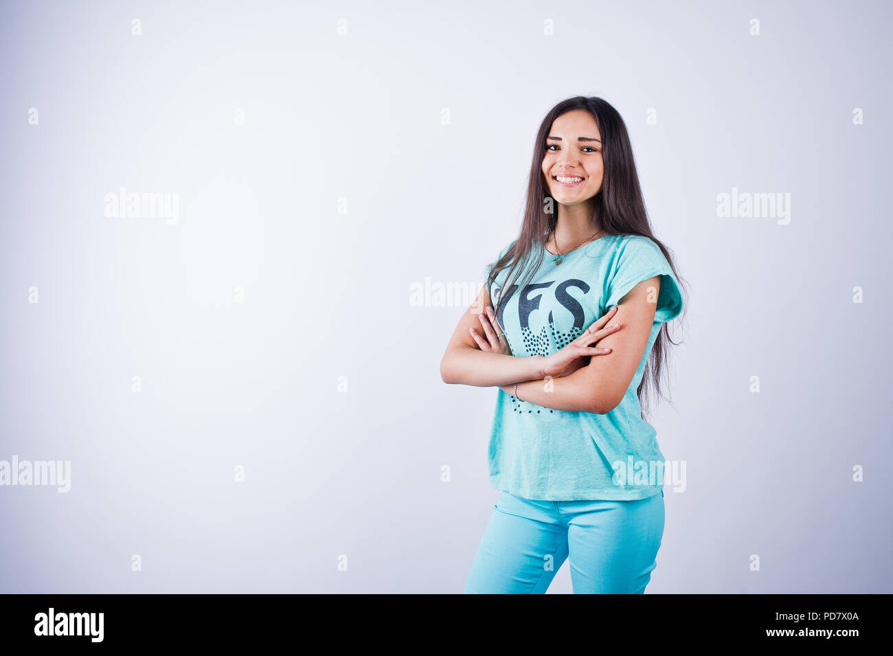 Portrait einer jungen schönen Frau in Blau oder Türkis T-Shirt und Hose im Studio posieren. Stockfoto