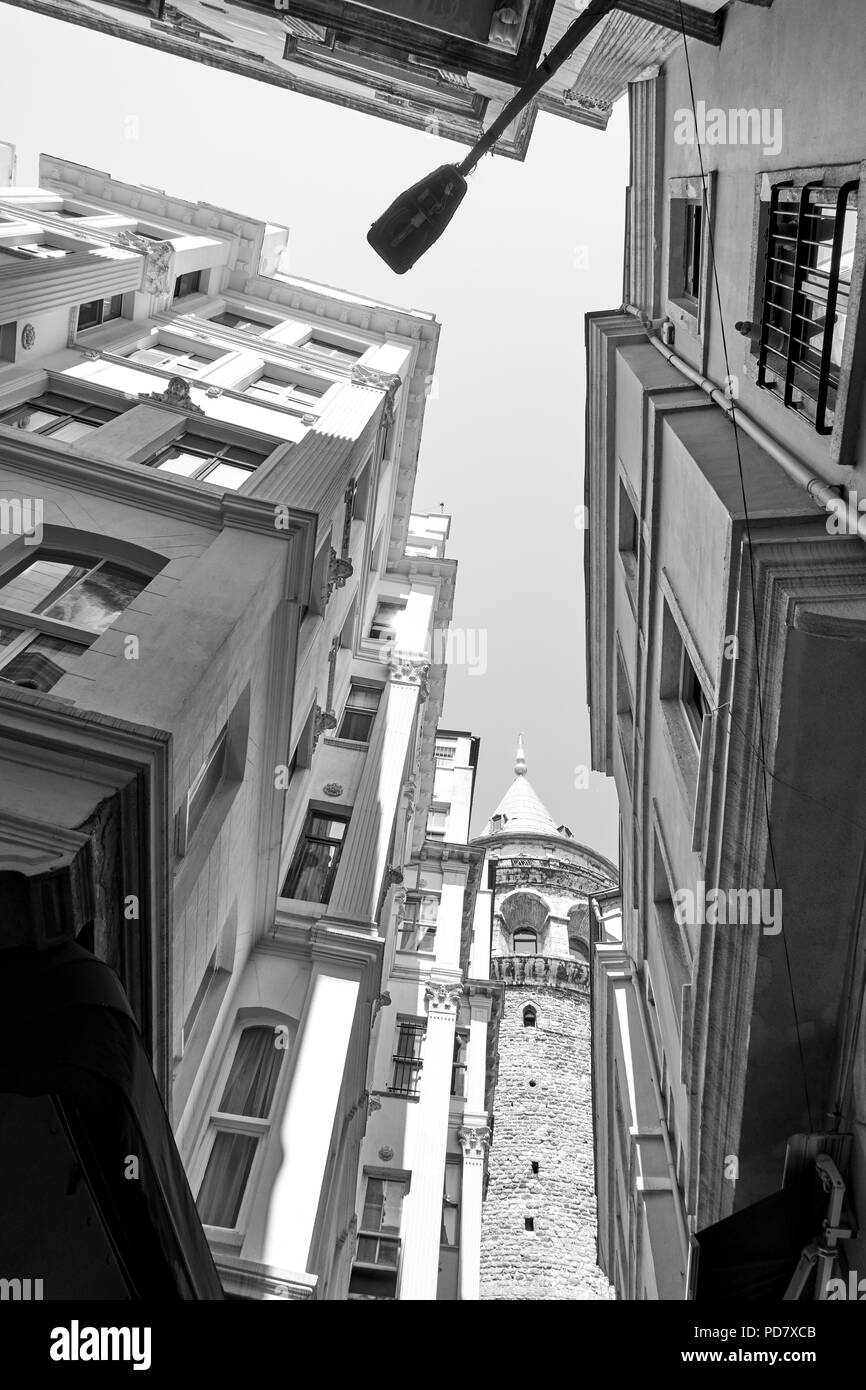 Winkel Schoß der alten Straße in der Nähe der Galata-turm Istanbul, Türkei. Schwarz/Weiß-Bild Stockfoto