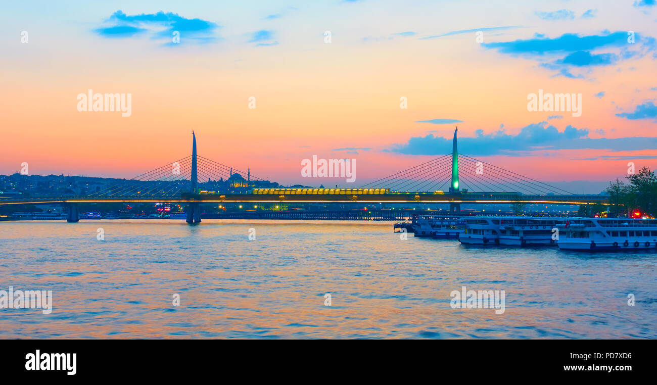 Das Goldene Horn U-Bridge bei Sonnenuntergang in Istanbul, Türkei Stockfoto
