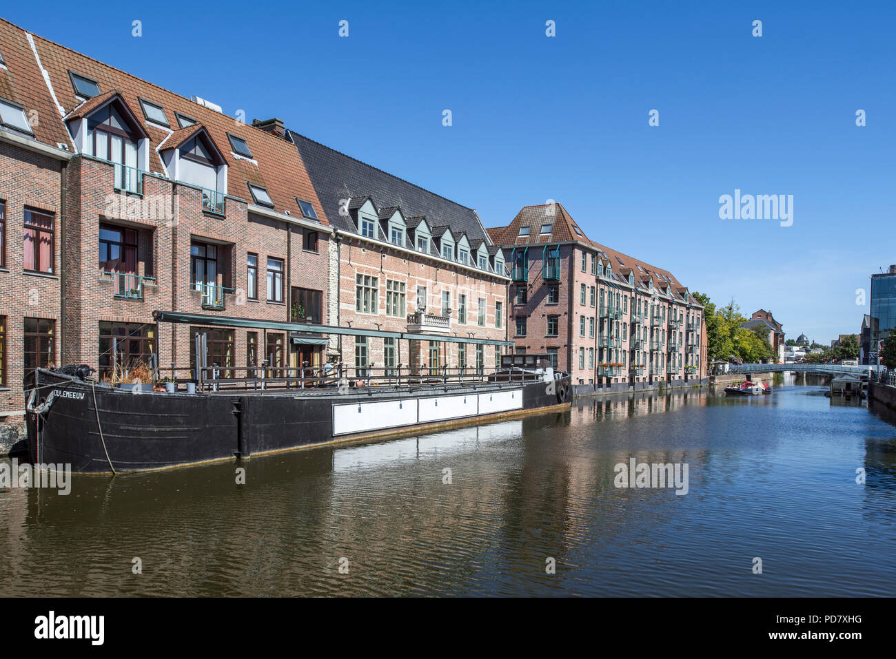 Taverne / Restaurant De Kraanbrug und Binnenschiffen Dijlemeeuw auf dem Fluss Dijle in der Stadt Mechelen/Malines, Antwerpen, Flandern, Belgien Stockfoto