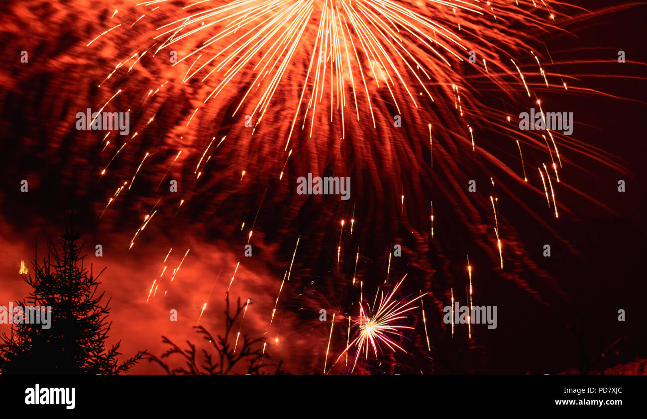 Ein Feuerwerk feiern die Gründung des kleinen Dorfes Les Houches in den französischen Alpen. Stockfoto
