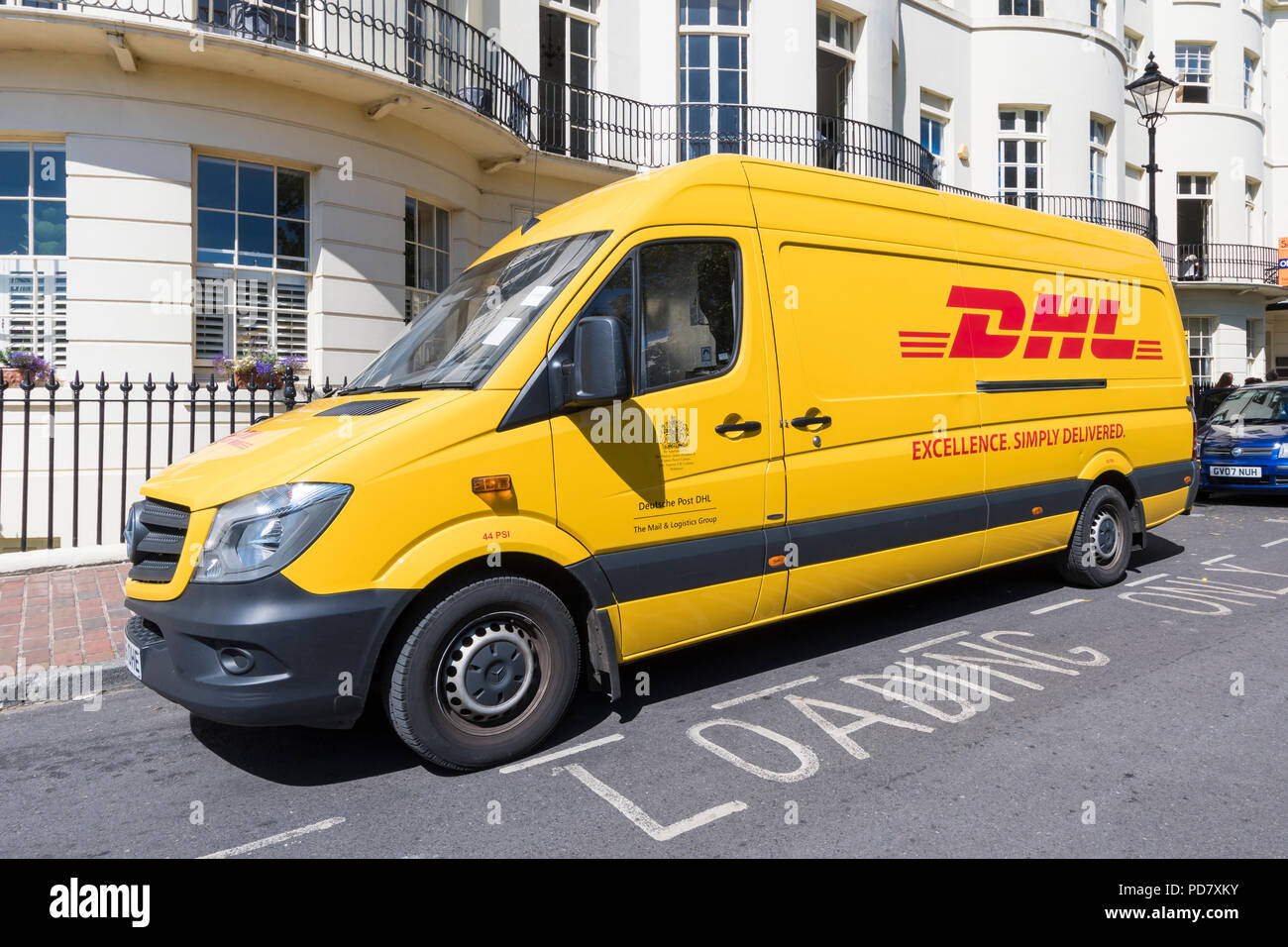 DHL Pakete Lieferwagen in West Sussex, England, UK geparkt. Stockfoto