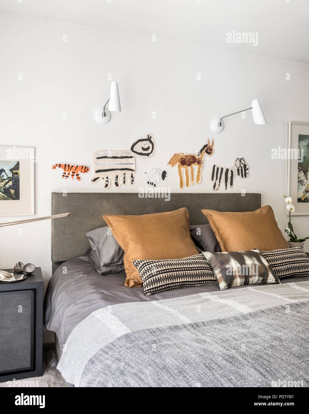 Maßgeschneiderte Kopfteil im Tanika plain Leinen von Osborne und wenig auf Bett mit Abdeckungen aus Evitavonni Stoffen. Die Faux leder Nachttische ar Stockfoto