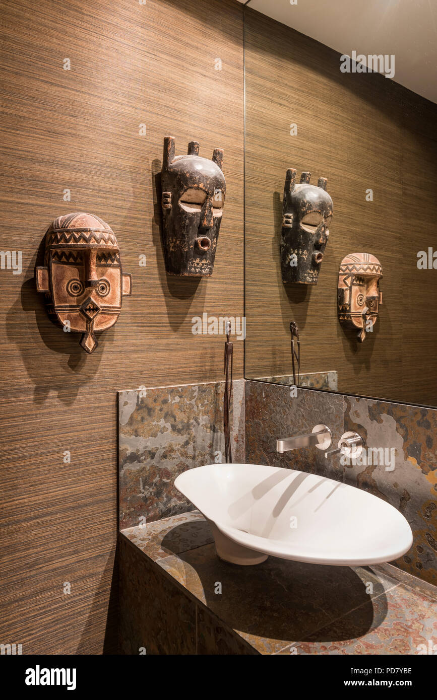 Afrikanische Masken und brasilianischen Schiefer in Garderobe mit Wänden in Foja gras Tuch geschmückt von Brian Yates Stockfoto