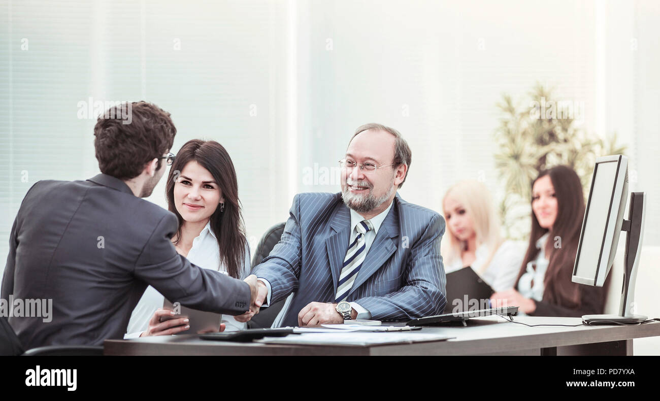 Handshake Geschäftspartner nach vertragsverhandlungen am Arbeitsplatz. Das Foto hat einen leeren Raum für Ihren Text Stockfoto