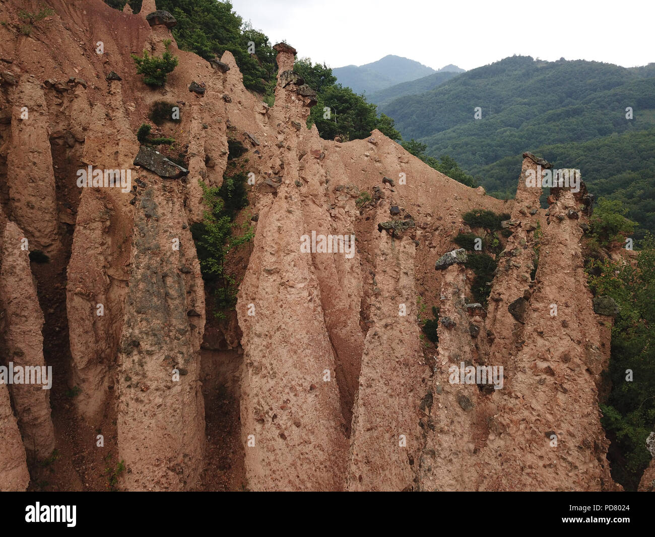 Đavolja varoš (Bedeutung "die bösen Stadt") ist eine seltsame Felsformation von 202 exotischen Formationen wie die Erde Pyramiden beschrieben oder 'Türme'. Stockfoto