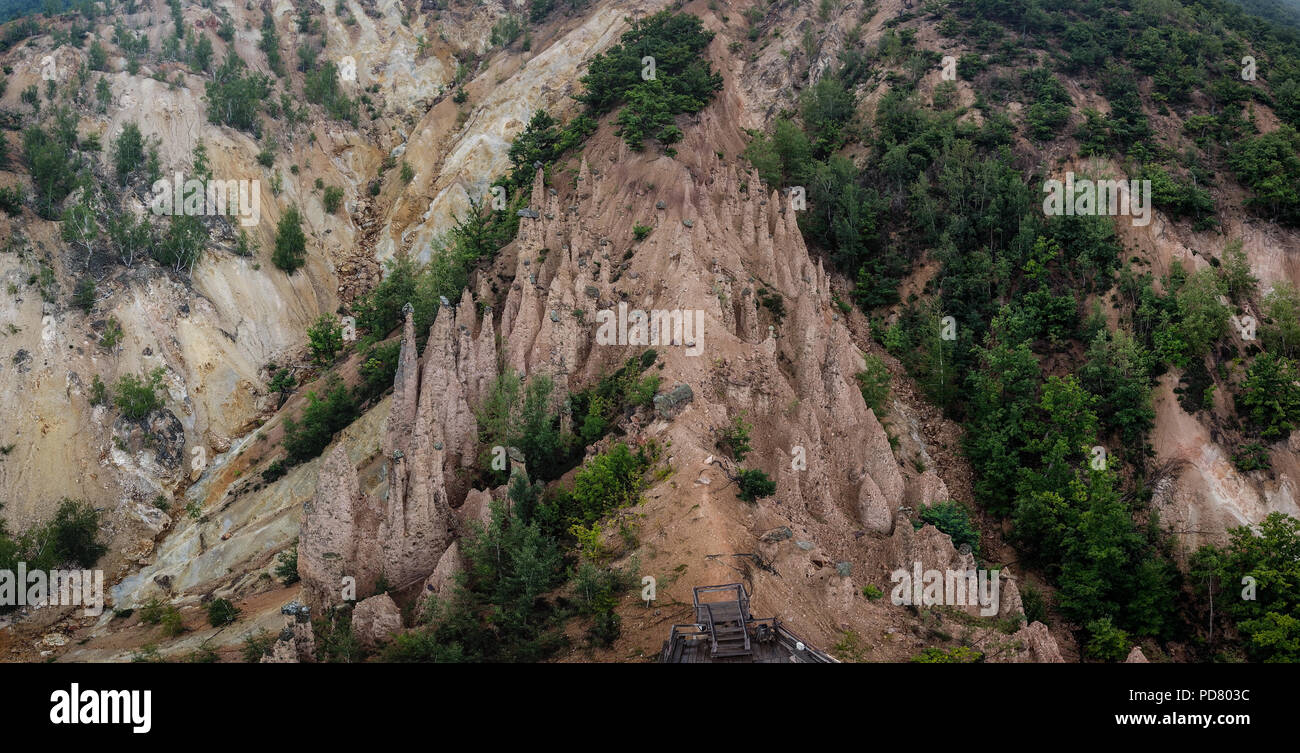 Đavolja varoš (Bedeutung "die bösen Stadt") ist eine seltsame Felsformation von 202 exotischen Formationen wie die Erde Pyramiden beschrieben oder 'Türme'. Stockfoto