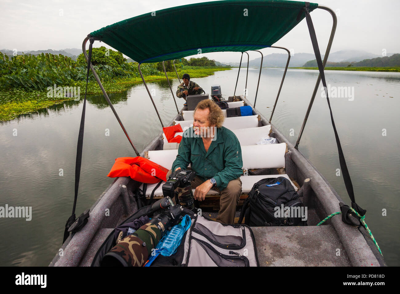 Naturfotograf mit Teleobjektiven in einem Boot auf dem Rio Chagres, Soberania Nationalpark, Republik Panama. Stockfoto