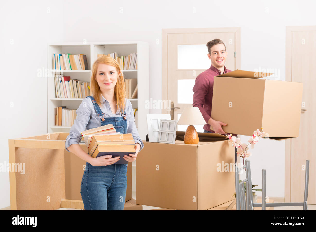 Glückliches junges Paar auspacken Boxen in Ihrer neuen Heimat Stockfoto