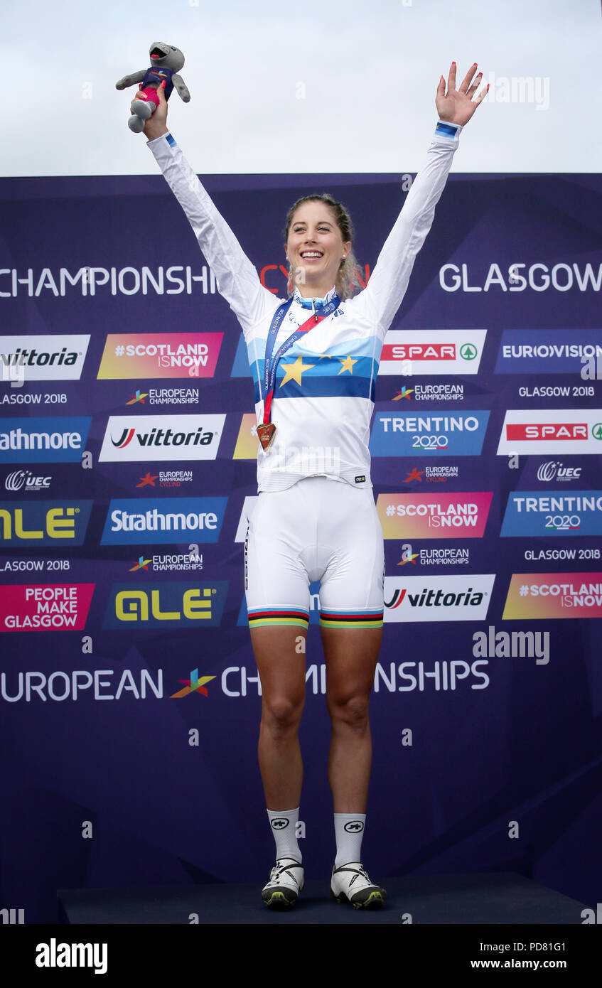 Goldmedaille der Sieger der Schweiz Jolanda Neff auf dem Podium für die der Querfeldein am Tag sechs der 2018 europäischen Meisterschaften an der Cathkin Braes Mountainbikestrecken. Stockfoto