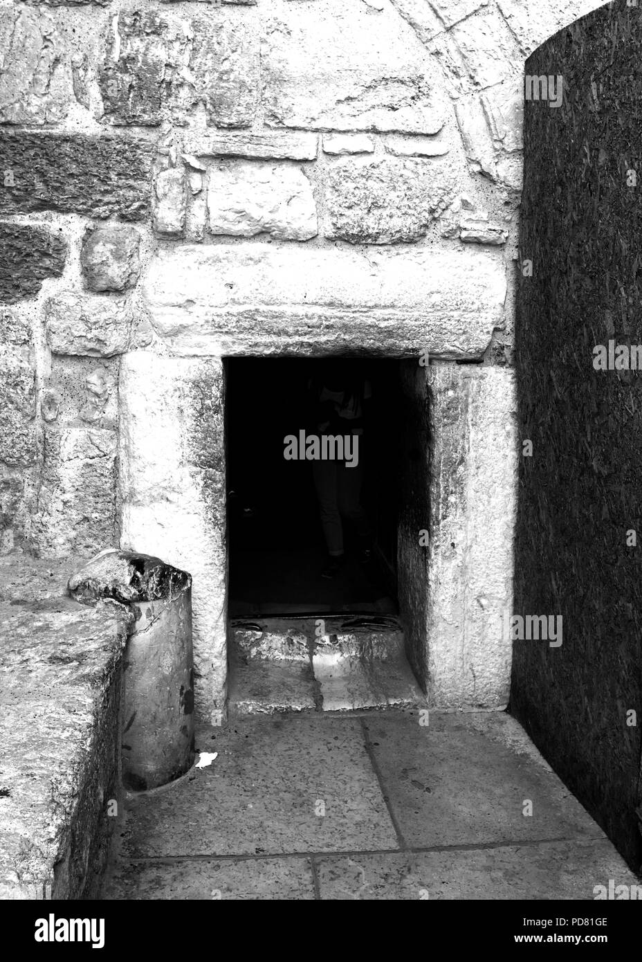 Die Tür der Demut, der Eingang zur Geburtskirche in Bethlehem. Durch die Kreuzfahrer kleine, um zu verhindern, dass Menschen, die auf dem Rücken der Pferde. Stockfoto