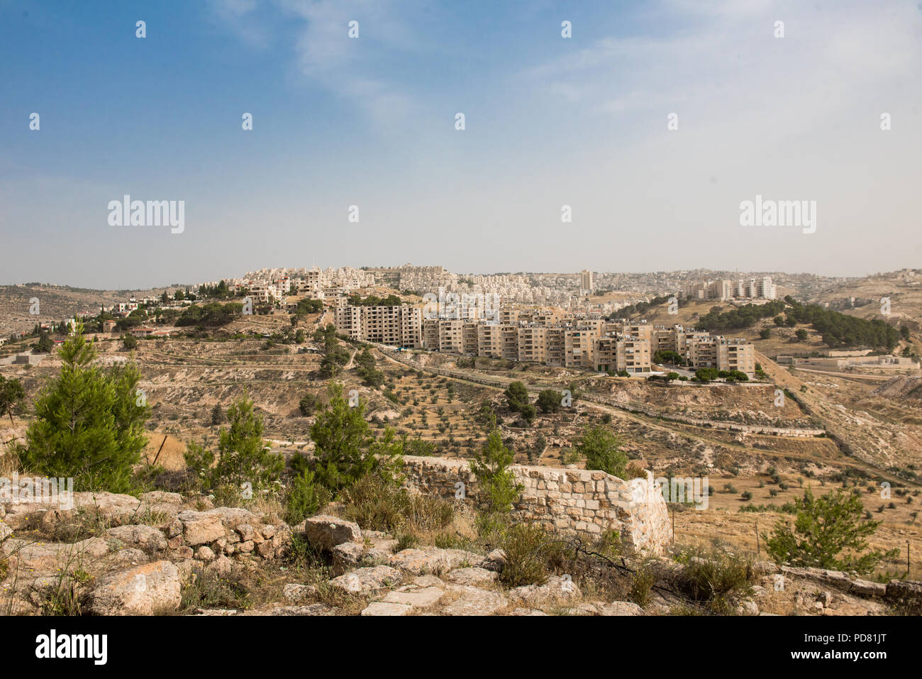 Panoramablick vom Hirten Feld, in der Nähe von Bethlehem in der Westbank palästinensischen Gebiet mit arabischen Gehäuse in der Mitte der Masse, die durch die Trennung folgte Stockfoto