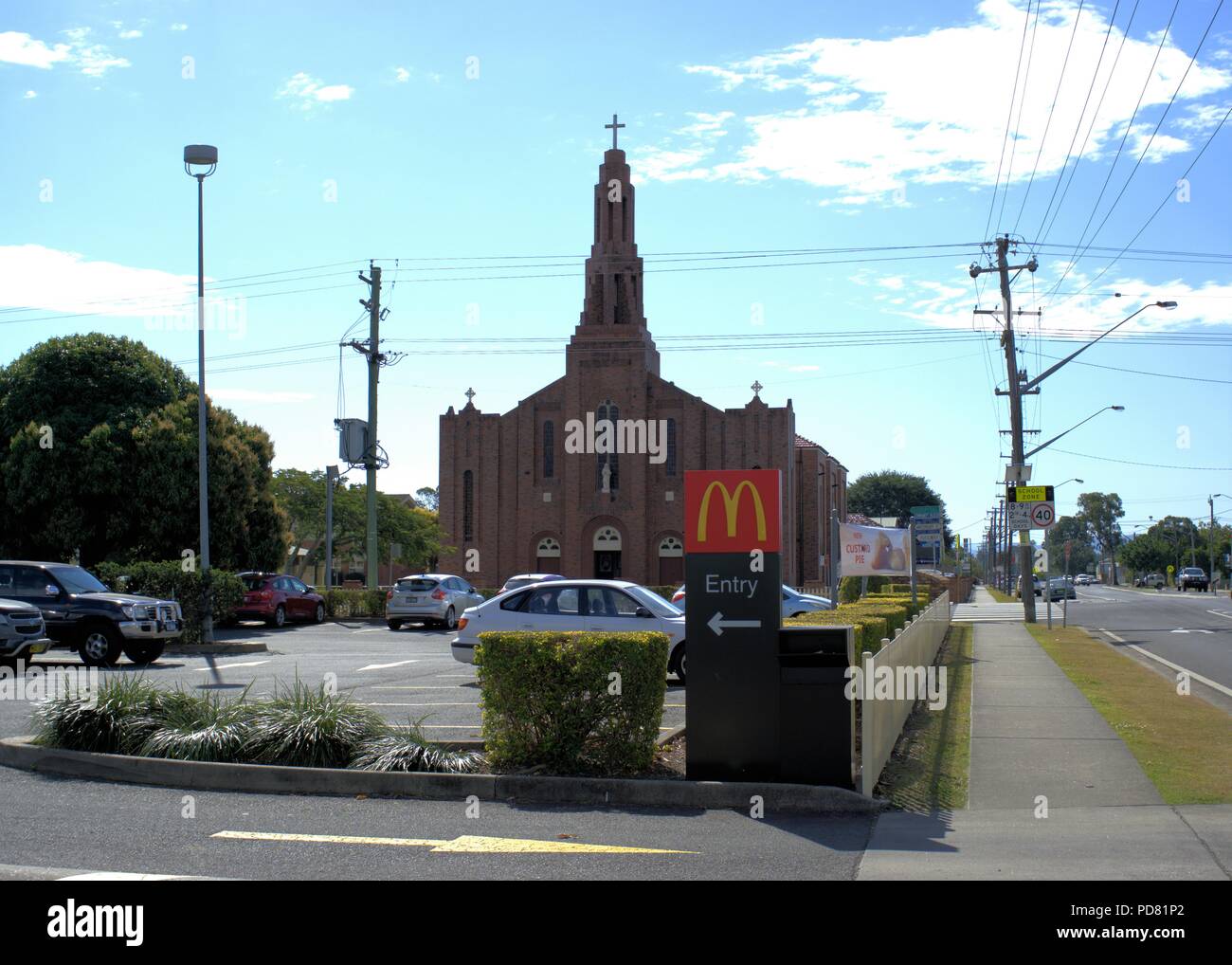 McDonalds Eintrag mit St Marys Katholische Kirche im Hintergrund bei der australischen Stadt Casino Stockfoto
