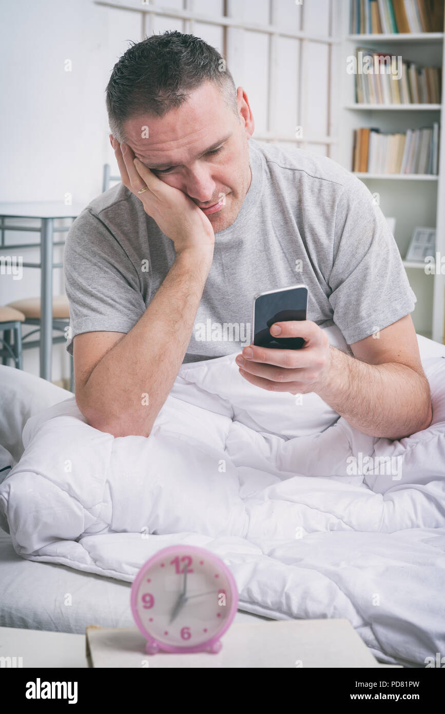 Mann Entgegennehmen von Anrufen in den Morgen Stockfoto