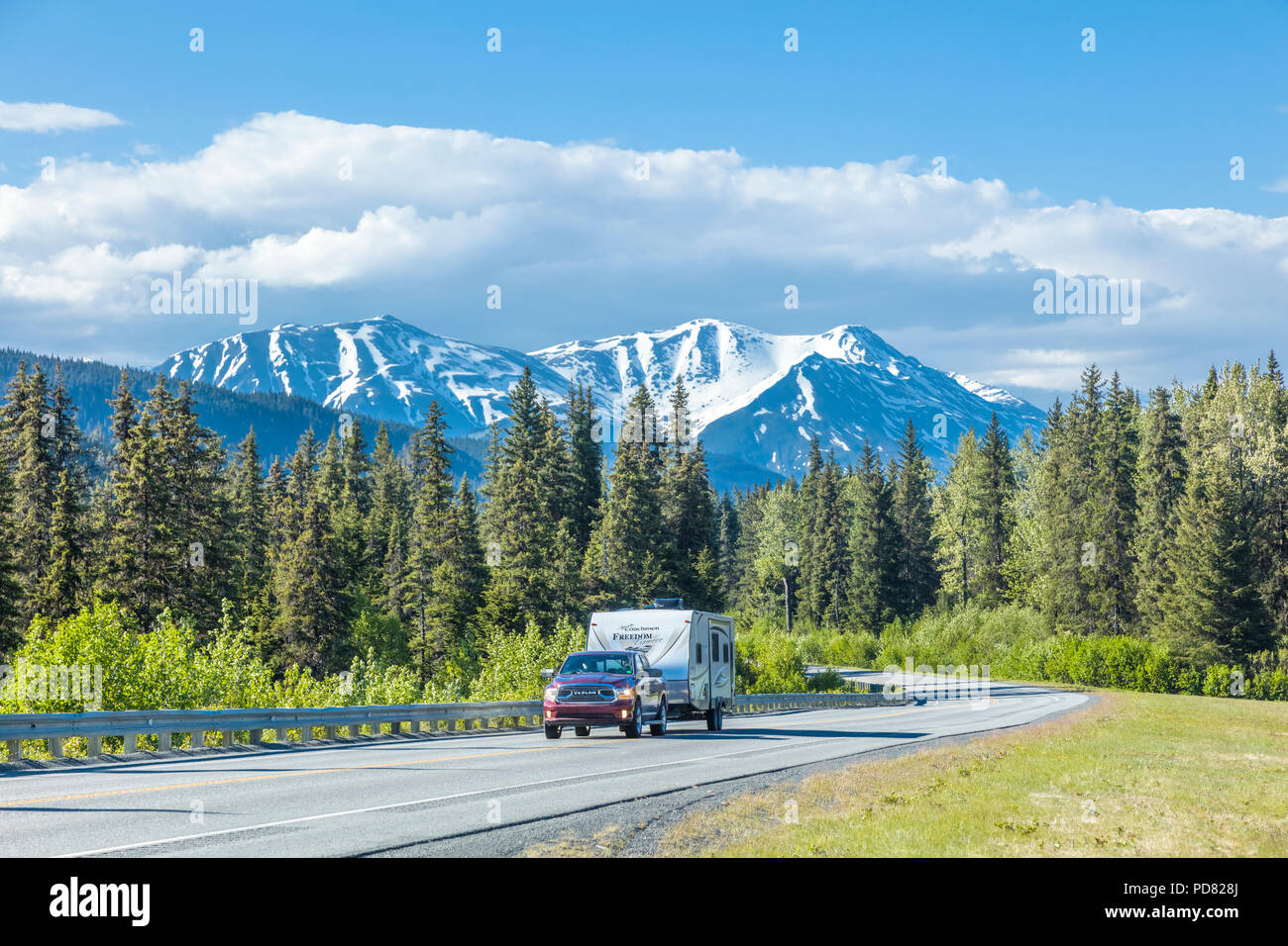 Fahrzeuge auf dem Seward Highway zwischen Anchorage und Seward auf der Kenai Halbinsel in Alaska Stockfoto