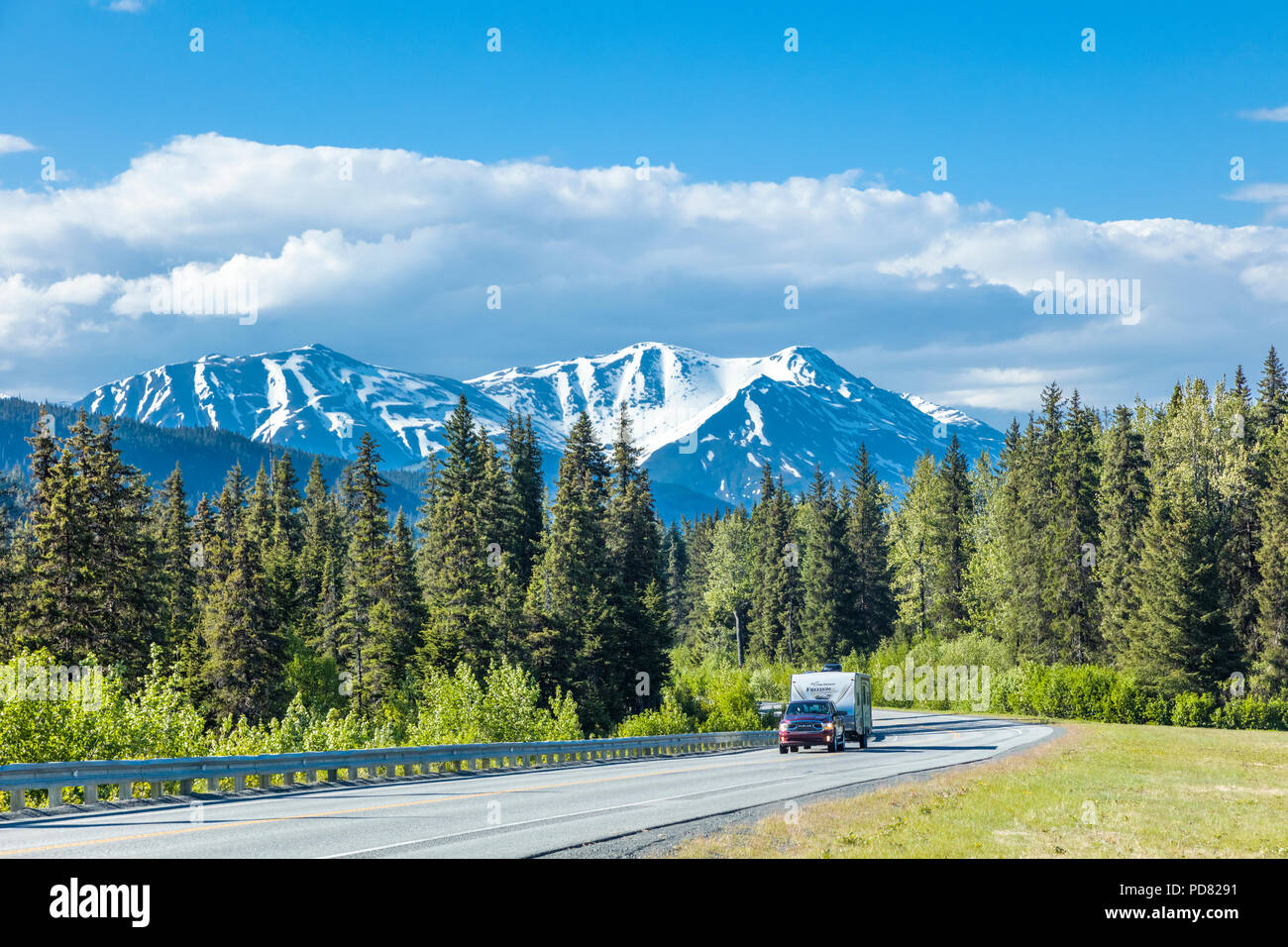 Fahrzeuge auf dem Seward Highway zwischen Anchorage und Seward auf der Kenai Halbinsel in Alaska Stockfoto