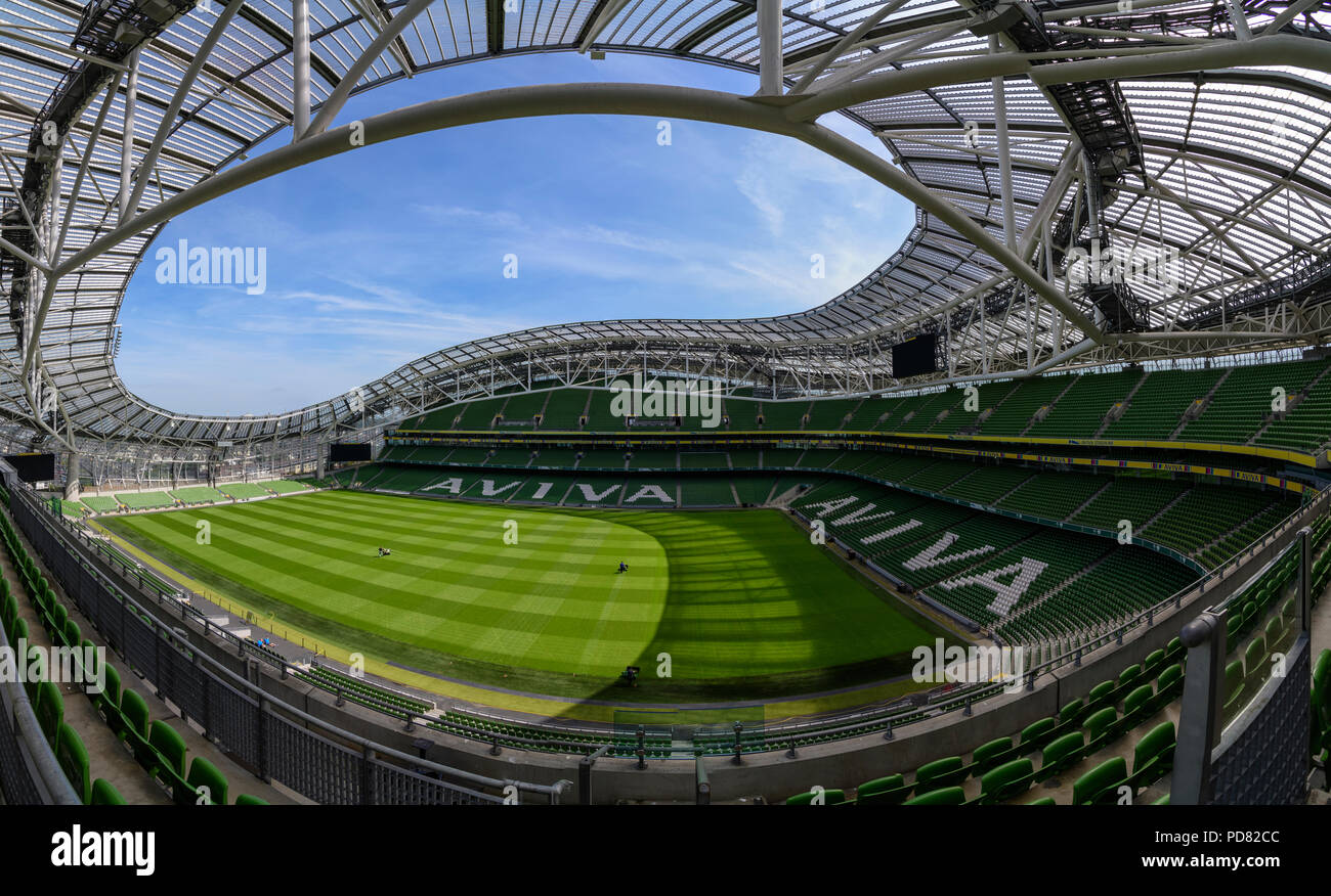 Weitwinkel Panorama Bild des Aviva Stadium, in dem die vollständige Ellipse Form der Welle des Dachs Stockfoto