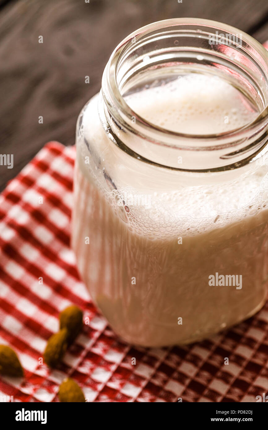 Gesundes Frühstück. Müsli mit Kakao und Milch. Mandelmilch mit Getreide Stockfoto