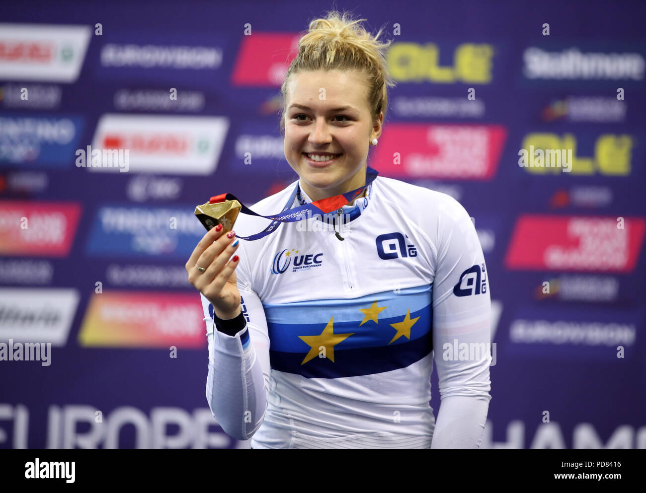 Frankreichs Mathilde Gros mit ihrer Goldmedaille nach Sieg im Keirin der Frauen während der Tag sechs der 2018 Europameisterschaften im Sir Chris Hoy Velodrome, Glasgow. Stockfoto