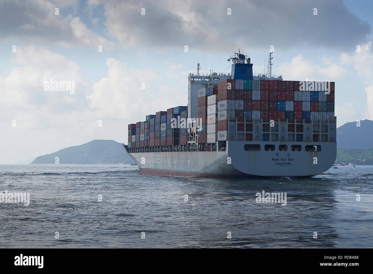 WAN HAI LINES Container Ship, WAN HAI 501, verlässt Victoria Harbour, Hong Kong, China und erreicht den geschäftigen East Lamma Channel Stockfoto