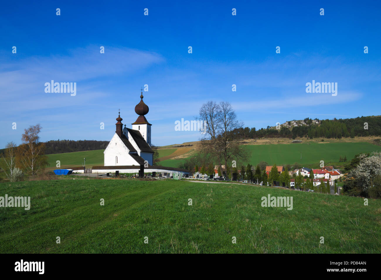 Zurück Blick auf die Kirche in Žehra und die Bildung von Travertin Dreveník im frühen Frühjahr Stockfoto