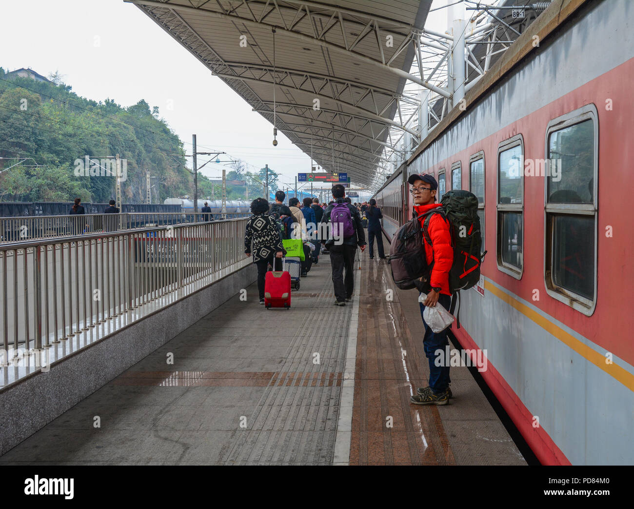 Nanning, China - Nov 2, 2015. Die Fahrgäste den Zug am Bahnhof Nanning, China wartet. China Eisenbahn gehören zu den größten in der Welt. Stockfoto