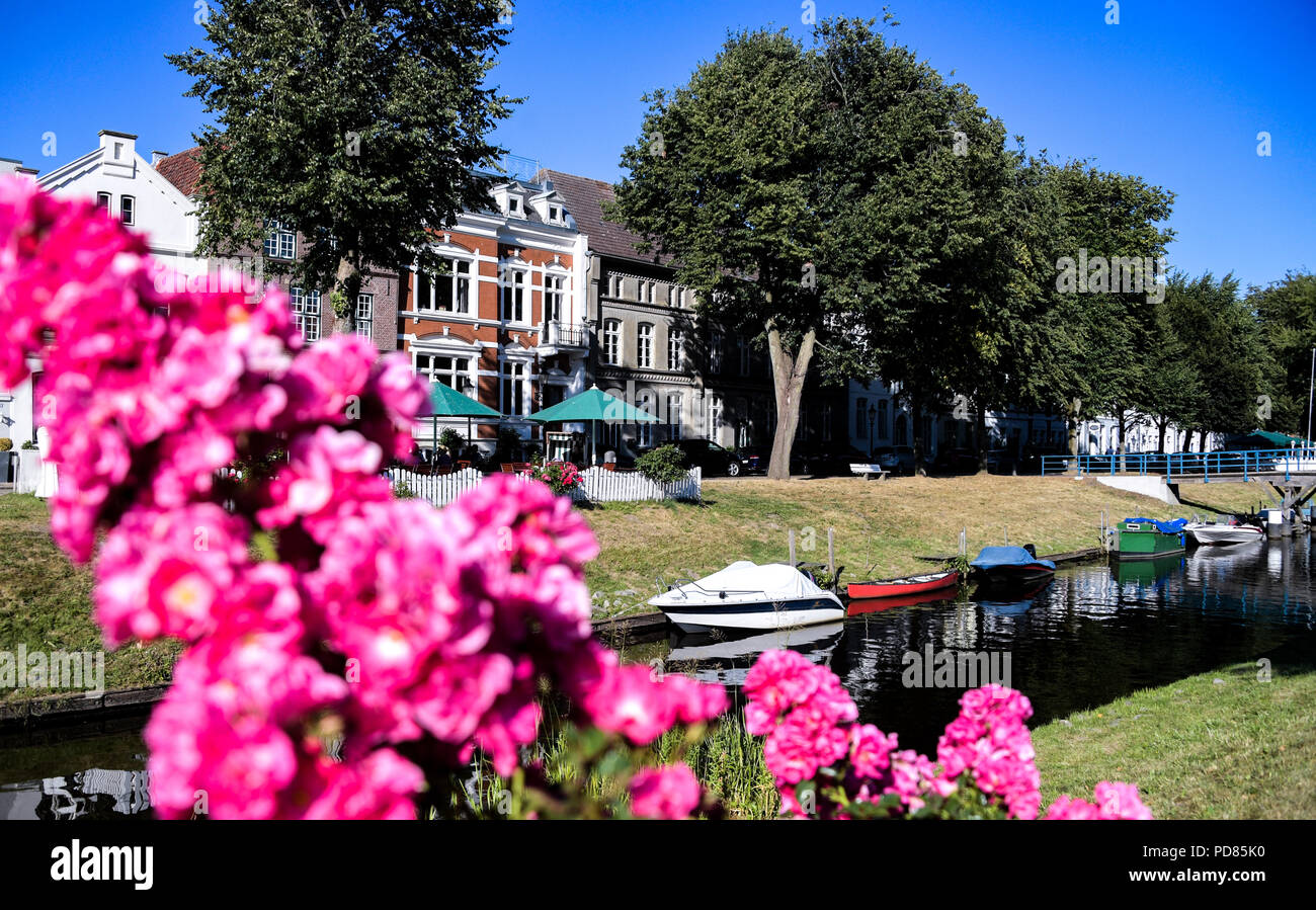 Friedrichstadt, Deutschland. 24. Juli, 2018. 24.07.2018, Friedrichstadt: Boote liegen in einem Kanal im Zentrum der Stadt. Quelle: Axel Heimken/dpa/Alamy leben Nachrichten Stockfoto