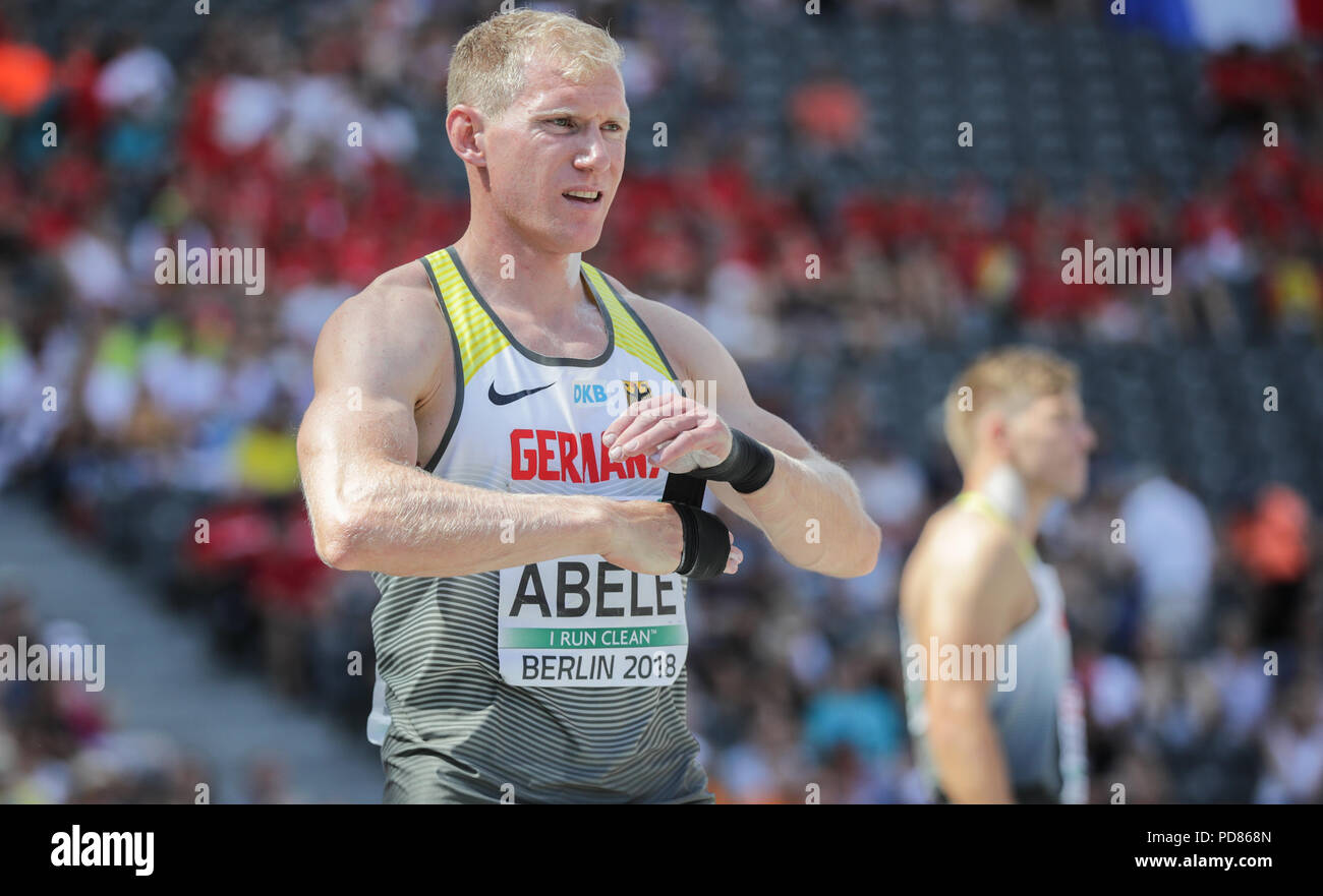 Berlin, Deutschland. 07 Aug, 2018. 07.08.2018, Berlin: Leichtathletik, Europameisterschaft, Decathlon, Männer. Arthur Abele aus Deutschland wickelt die Bandagen im Schoß der Zehnkämpfer. Credit: Kay Nietfeld/dpa/Alamy leben Nachrichten Stockfoto