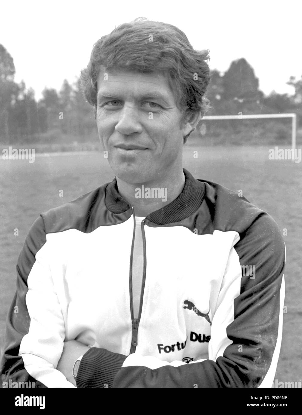 18 07 1980 nordrhein westfalen dusseldorf die dusseldorfer dann trainer otto rehhagel wahrend der offiziellen fotoshooting fur die saison 1980 81 aufgenommen ist genauso ein teil des fussballs wie die bremer stadtmusikanten zu bei werder