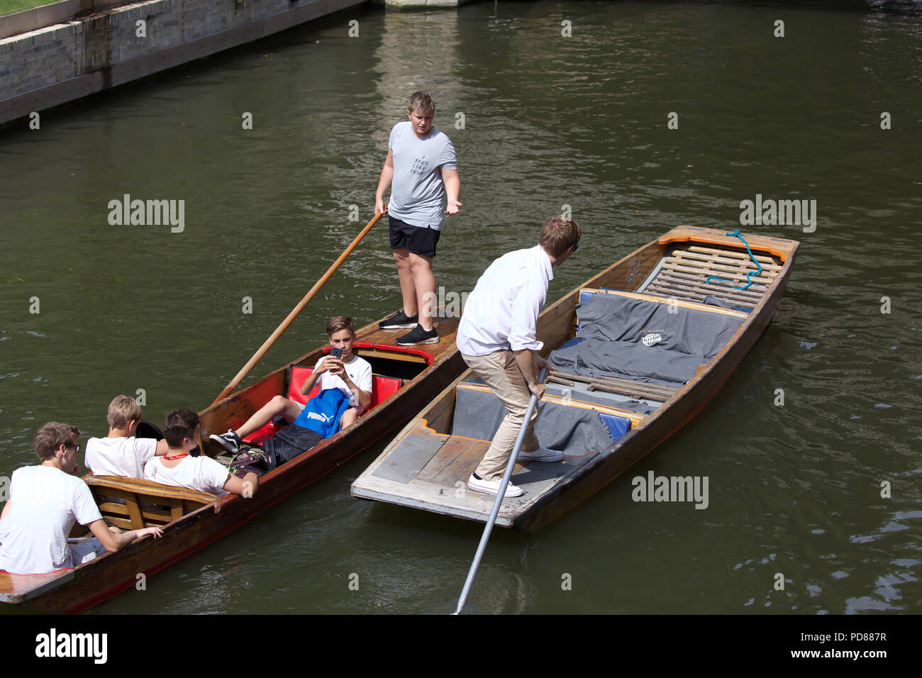 Cambridge, UK, 7. August 2018, als das heiße Wetter fort, Touristen und Besucher genießen Sie stochern in Cambridge entlang des Flusses Cam. während andere rund um die historische Stadt und Hochschulen suchen. Das Wetter ist durch Abkühlen nach Gewitter am Abend. Credit Keith Larby/Alamy leben Nachrichten Stockfoto