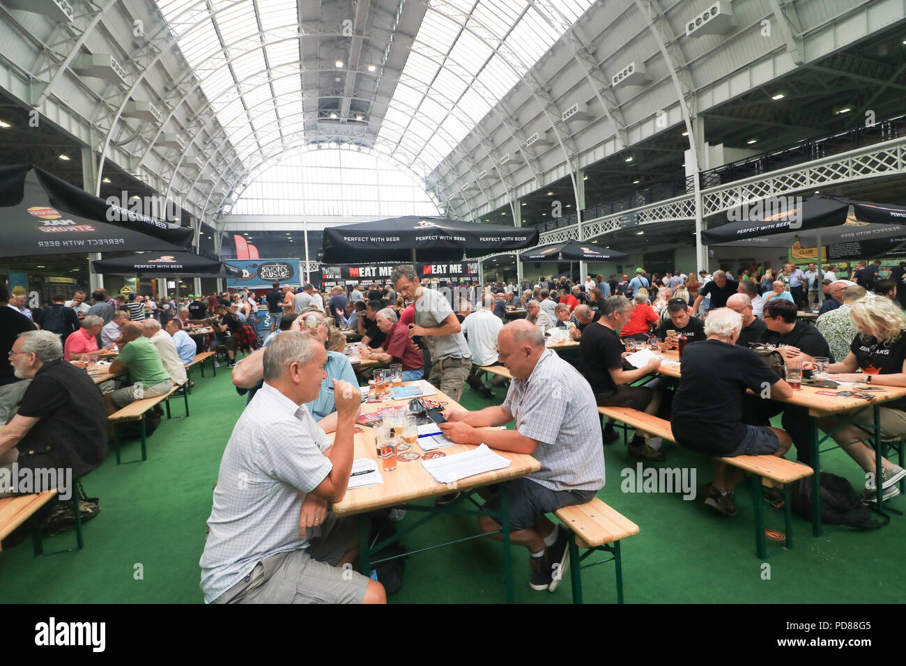 London, Großbritannien. 7. August 2018. Besucher der CAMRA (Kampagne für Real Ale) Great British Beer Festival Großbritanniens größten Volksfest in Olympia Exhibition Centre. Der fünftägigen Veranstaltung mit rund 55.000 Menschen erwartet und bietet über 900 Real Ales und Apfelweine aus der ganzen Welt. Credit: Amer ghazzal/Alamy leben Nachrichten Stockfoto