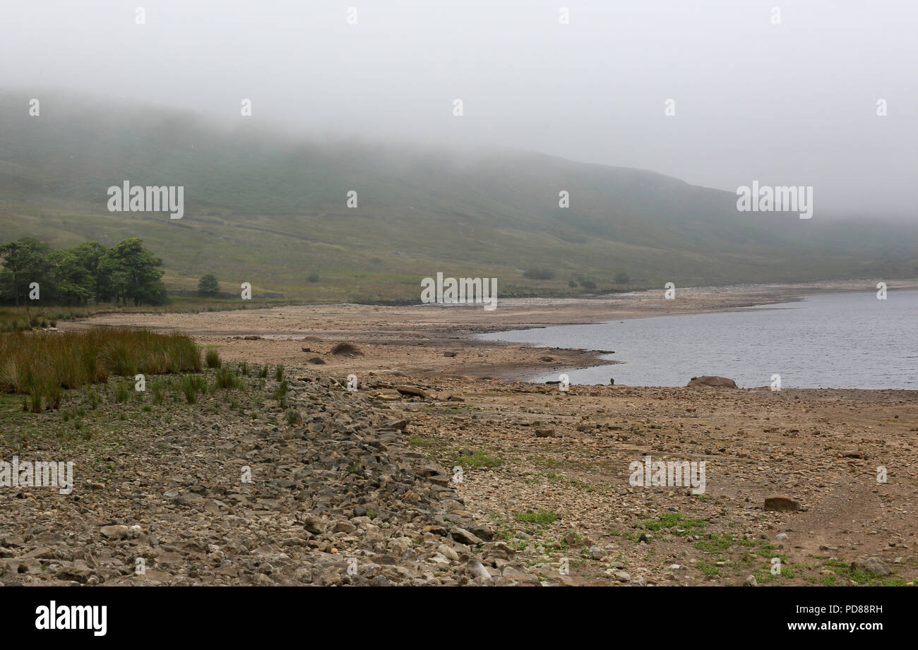 Calderdale, Großbritannien. 7. August 2018. Nebel bedeckt die Landschaft über Widdop Behälter, in denen das Wasser trotz milder Witterung gering bleiben. Der Behälter ist eine Quelle für Yorkshire Wasser. Widdop, Hebden Bridge, Calderdale, 7 August, 2018 (C) Barbara Cook/Alamy leben Nachrichten Stockfoto