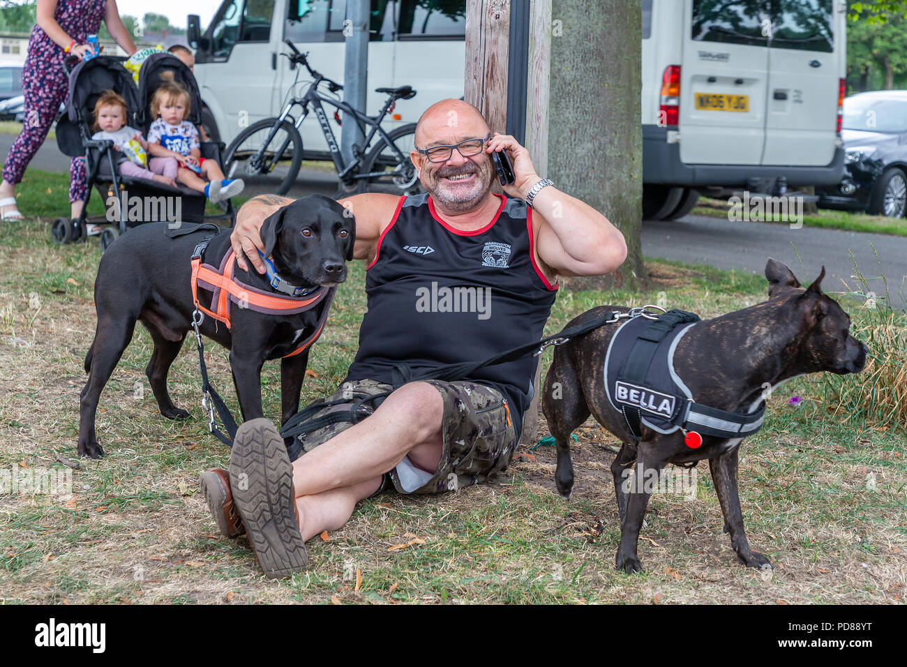 Kind von mann mit personal gehalten Fotos und Bildmaterial in hoher