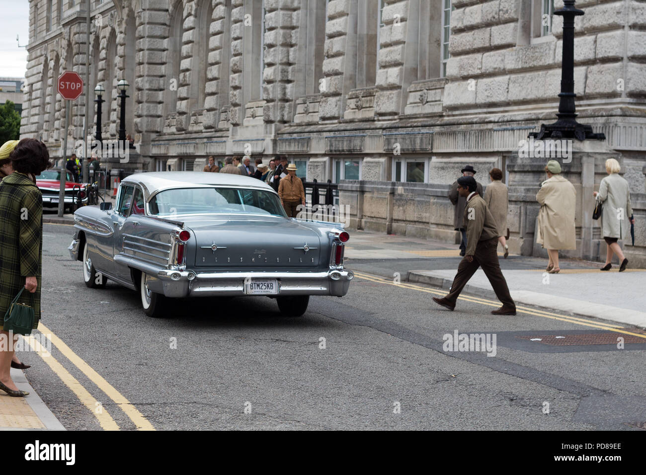 Liverpool, Großbritannien. 7. August 2018. Liverpools waterfront Gebäude bilden die Kulisse für die Dreharbeiten der neuen Netflix Serie "Die Krone". Klassische amerikanische Autos waren auf dem Wasser verwendet und Darsteller und Extra's waren gekleidet zu schauen, wie sie aus den 60er Jahren waren. Credit: Ken Biggs/Alamy Leben Nachrichten. Stockfoto