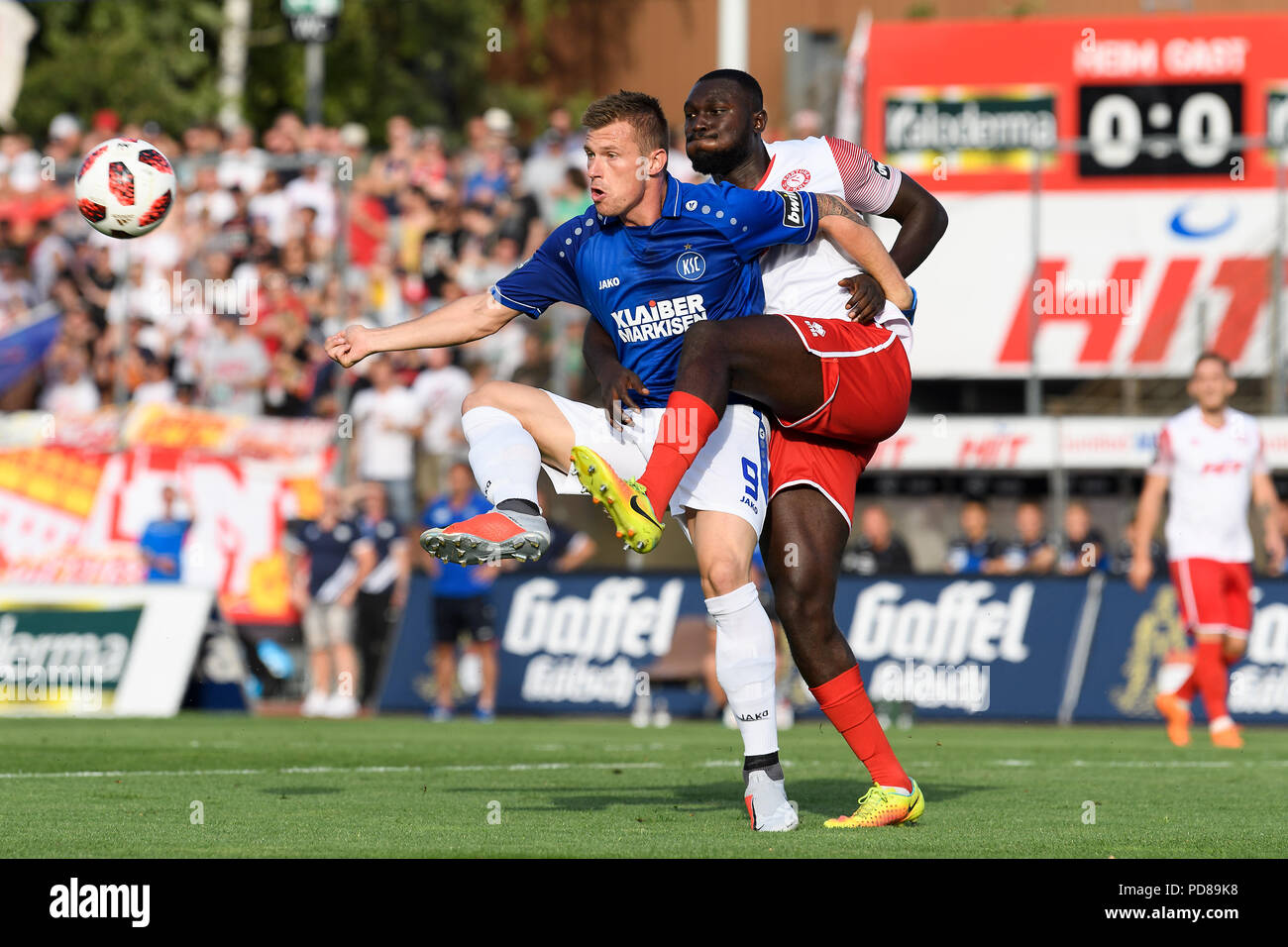 Marvin Pourie (KSC) in Duellen mit Bernard Kyere (Koeln), GES/Fußball/3. Liga: SC Fortuna Köln - Karlsruher SC, 07.08.2018 - Fußball 3. Division: SC Fortuna Köln vs Karlsruher SC, Köln, 07.August 2018 - DFL Regelungen die Verwendung von Fotografien als Bildsequenzen und/oder quasi-Video | Verwendung weltweit verbieten Stockfoto