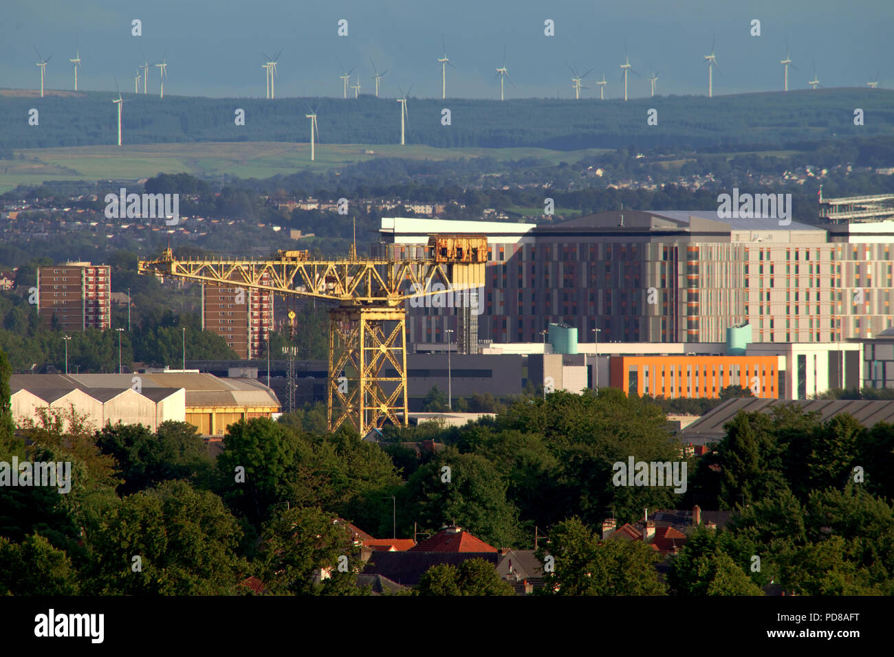 Glasgow, Schottland, Großbritannien 7. August. UK Wetter: sonnig Wetter, da der Radsport Start in den Straßen, die für die Europameisterschaft in die Stadt zu fahren. Die Clyde Titan Kran vor der Windpark Whitelee, die Queen Elizabeth university hospital sieht glänzend in der Sonne. Gerard Fähre / alamy Nachrichten Stockfoto