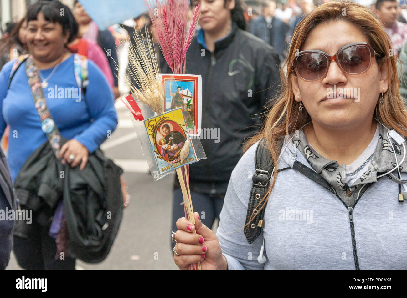 August 7, 2018 - Tausende Pilger fragen San Cayetano für einen annehmbaren Job, verlieren nicht die Arbeit, die Sie haben oder einen Job finden, Credit: Maximiliano Ramos/ZUMA Draht/Alamy leben Nachrichten Stockfoto