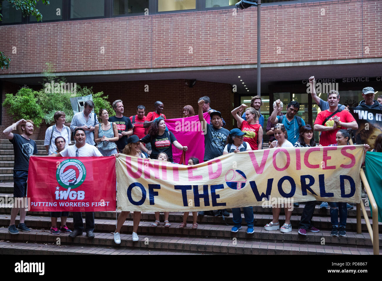 London, Großbritannien. 7. August 2018. Mitglieder und Anhänger der Vereinigten Stimmen der Welt (UVW) Trade Union feiern, nachdem eine Unterbrechung des Royal Borough von Kensington und Chelsea an der Tagung des Planungsausschusses Aufmerksamkeit zu ihren Streik für höhere Gehälter und bessere Arbeitsbedingungen zu zeichnen. Cllr Catherine Faulks hatte während der Tagung, weitere Mitglieder der Borough Führungsteam zu den Streikposten der markante Reiniger bin morgen am 9. Credit: Mark Kerrison/Alamy leben Nachrichten Stockfoto