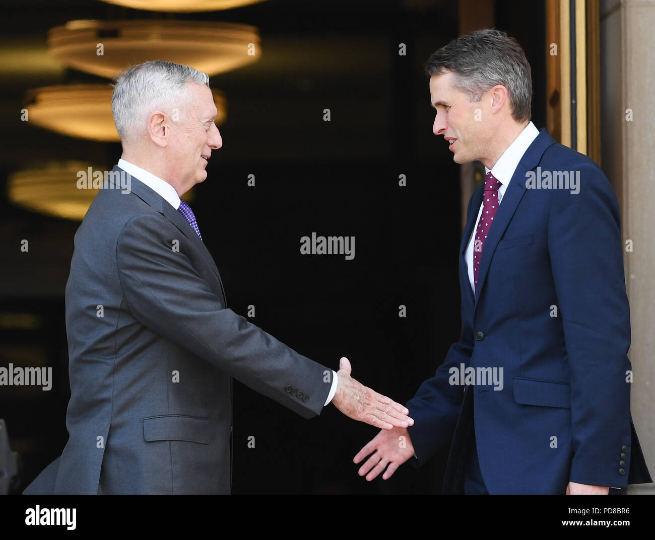 Washington, USA. 7 Aug, 2018. Us-Verteidigungsminister James Mattis (L) begrüßt der britische Verteidigungsminister Gavin Williamson im Pentagon, Virginia, USA, am Aug 7, 2018. Quelle: Liu Jie/Xinhua/Alamy leben Nachrichten Stockfoto