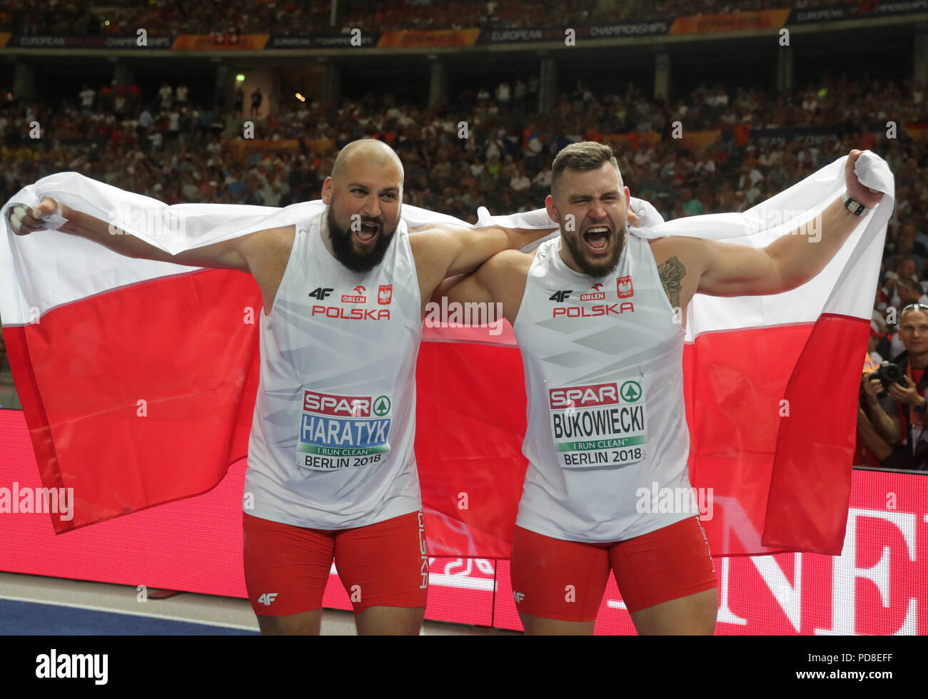 Berlin, Deutschland. 07 Aug, 2018. 07.08.2018, Berlin: Leichtathletik: Europameisterschaften im Olympiastadion. Kugelstoßen, Männer, Finale: Goldmedaillenträger Michal Haratyk (l) aus Polen und Silbermedaillengewinner Konrad Bukowiecki (r) aus Polen jubeln. Credit: Kay Nietfeld/dpa/Alamy leben Nachrichten Stockfoto