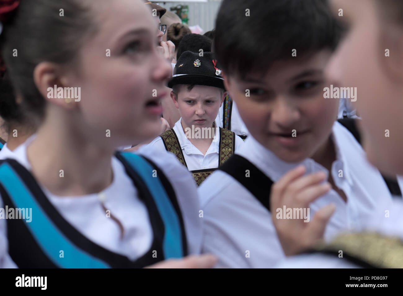 Santa Maria de Jetiba, Brasilien. 22. Juli, 2018. Kinder in traditionellen Kostümen warten für Ihre Präsentation auf einem lokalen Festival für den Brasilianischen geborene Nachfahren von Einwanderern aus Pommern. Santa Maria de Jetiba wurde am Ende des 19. Jahrhunderts und heute heute seine Populationen gegründet ist etwa 40.000 Einwohner. Die meisten Bewohner der Siedlung sprechen Osten Pomeranian oder einer Mischung aus Osten Pomeranian und Portugiesisch. Credit: Diego Herculano/dpa/Alamy leben Nachrichten Stockfoto