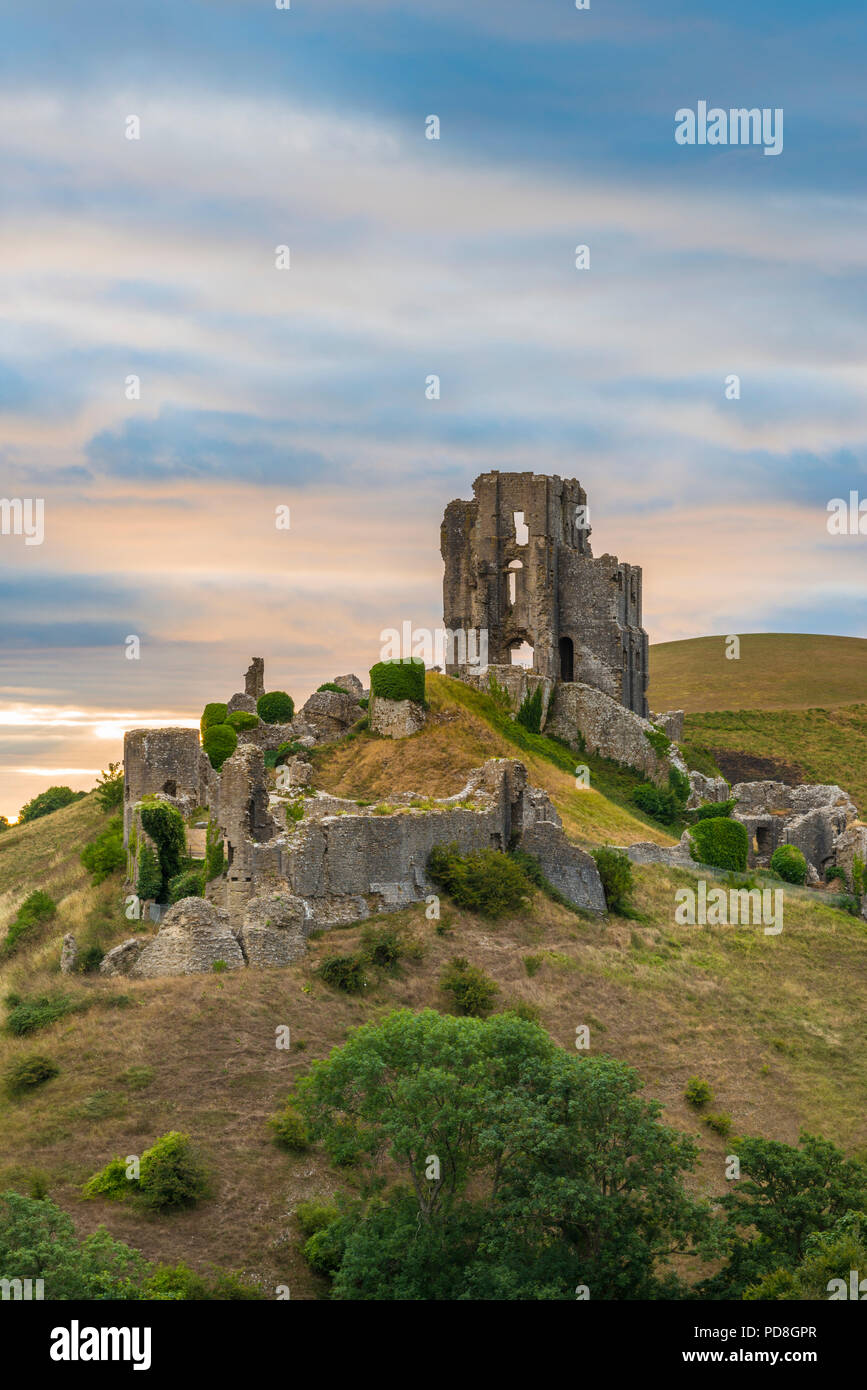 Corfe Castle, Dorset, Großbritannien. 8. August 2018. UK Wetter. Ein dramatischer Sonnenaufgang an den Ruinen von Corfe Castle in Dorset. Der Sonnenaufgang war bald verdeckt durch eine Verdickung band der Wolke, die Regen kurz nach produziert. Foto: Graham Jagd-/Alamy leben Nachrichten Stockfoto